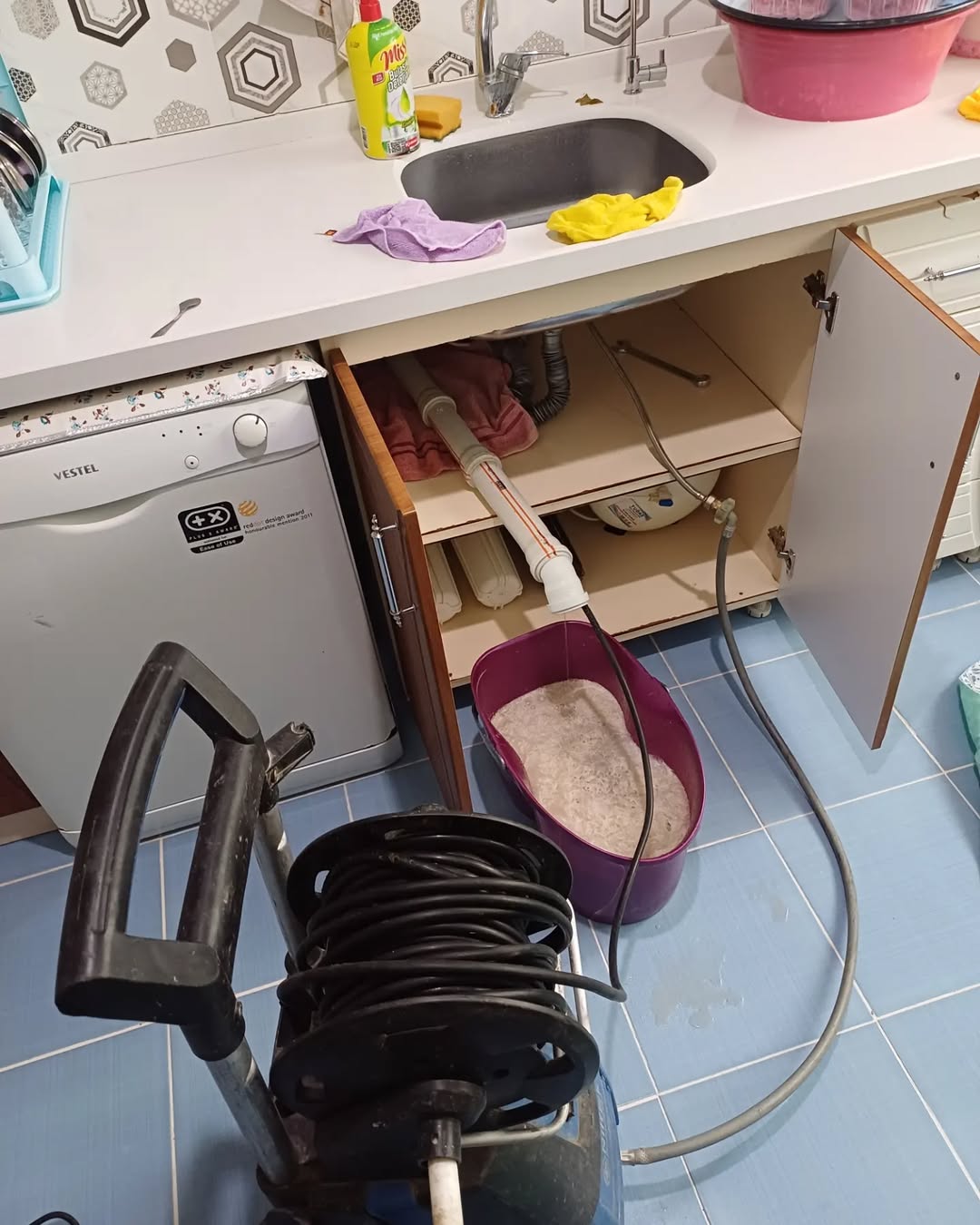 Mutfak gideri açma ve akış testi uygulaması